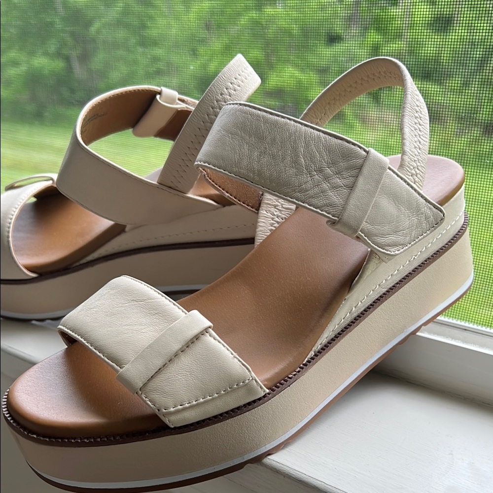 Caslon Cream Platform Sandals with Cushioned Footbed - Picture 3 of 5